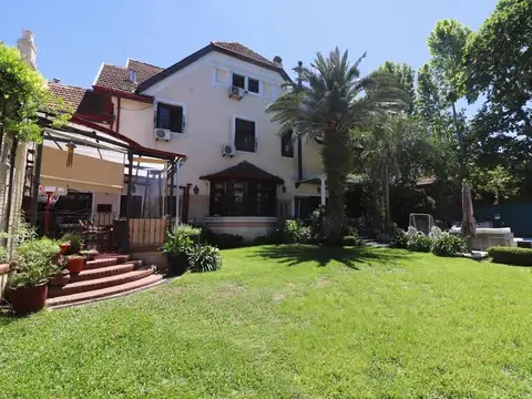 Casa en Alquiler con 5 cocheras