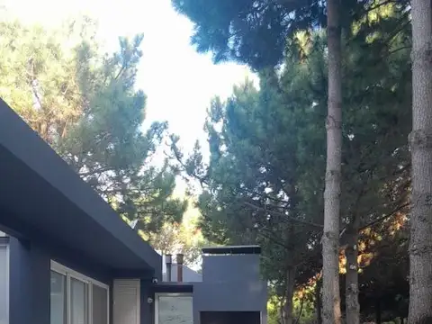 CASA  EN COSTA ESMERALDA - MUY LUMINOSA