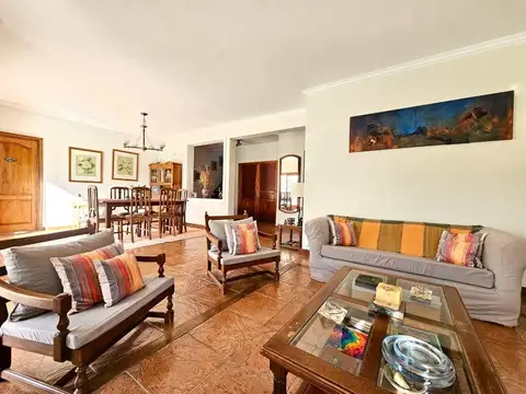 Casa en Venta con 6 cocheras