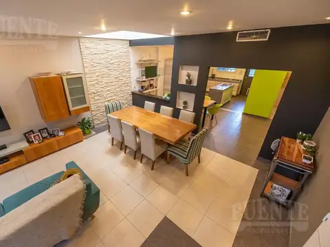 Casa en Venta con 2 cocheras