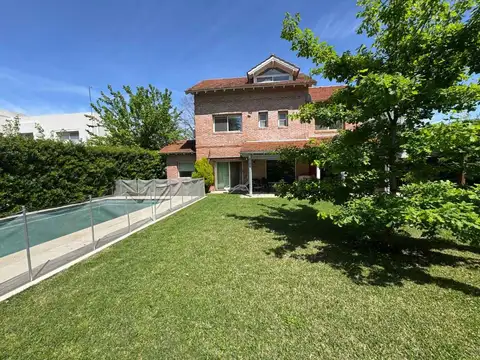 CASA 4 AMBIENTES JARDIN PISCINA-BARRIO SENDEROS lI