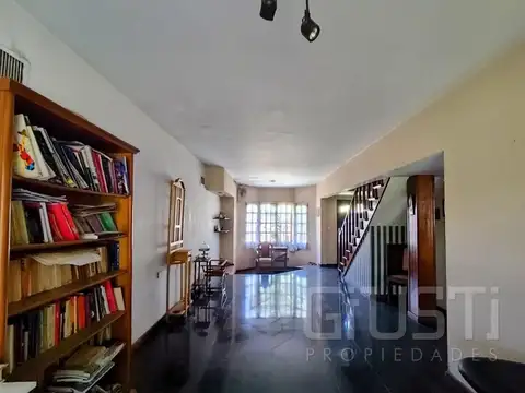 Casa 5 ambientes con 4 baños