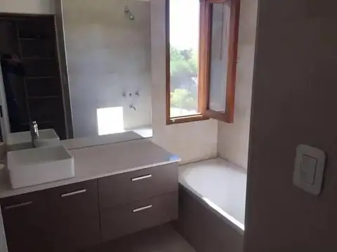 Casa 4 ambientes con 3 baños