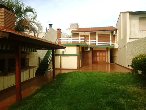 CASA DE 4 AMBIENTES EN 2 PLANTAS CON GARAGE, PARQUE Y PARRILLA ZEBALLOS 4064 AVELLANEDA