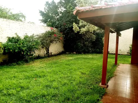 CASA DE 4 AMBIENTES EN 2 PLANTAS CON GARAGE, PARQUE Y PARRILLA ZEBALLOS 4064 AVELLANEDA