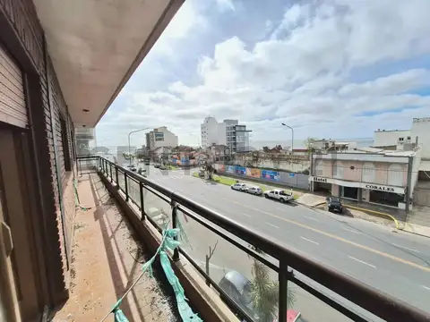 Departamento 3 ambientes con balcón al frente zona La Perla