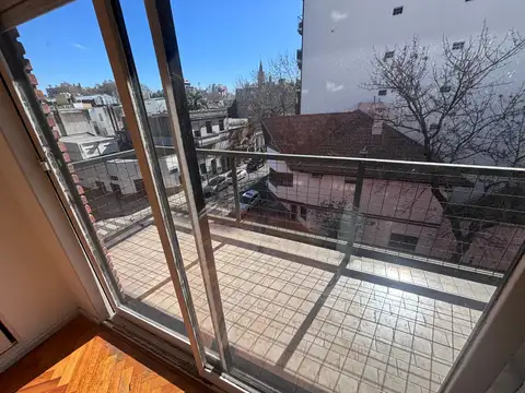 DEPTO DE 3AMB. 3º PISO AL FRENTE, de 64Mts2, EN BUEN ESTADO Y SUPER LUMINOSO CON DOS BALCONES