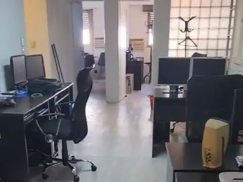Oficina 6 ambientes con 2 baños