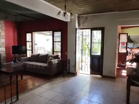 Casa en dos plantas | Con parque y pileta