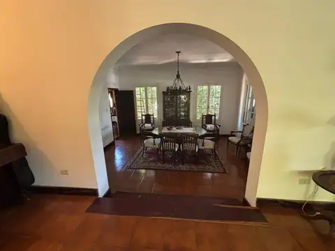 Casa 8 ambientes con 3 baños