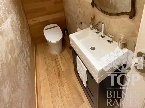 Casa 8 ambientes con 5 baños