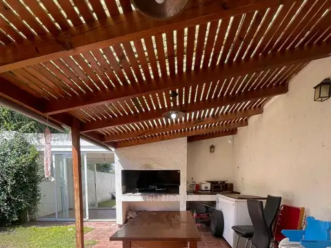 Casa 10 ambientes con 2 baños