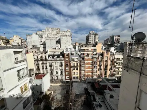 Departamento - Caballito , a pasos de Primera Junta ( Subte ) y Av . Rivadavia .