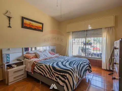 Venta casa 3 dormitorios en la teja con cochera