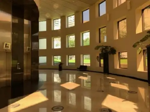 Oficina en Alquiler con 5 cocheras