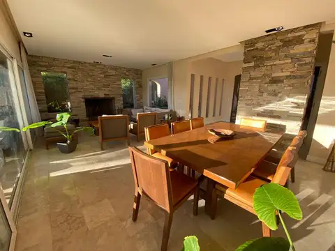 Casa en Alquiler con 2 cocheras