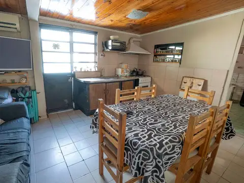 Casa 6 ambientes con 2 baños
