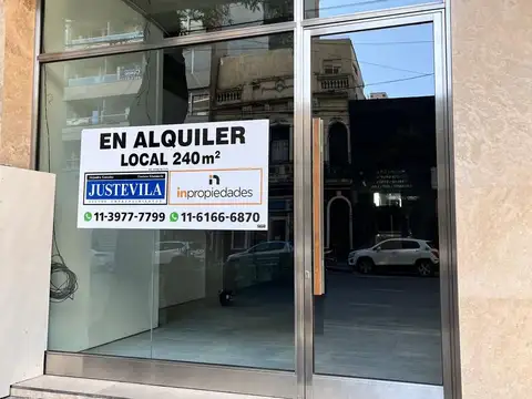 Excepcional local doble altura de 250m2 sobre Avenida Directorio! Apto todo destino ALQUILER/VENTA!