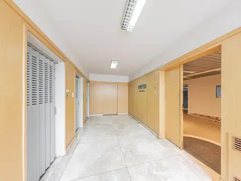 Oficina 13 ambientes con 2 baños