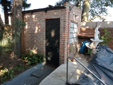 EXCELENTE CHALET DE 3 AMBIENTES CON PARQUE,QUINCHO Y PISCINA