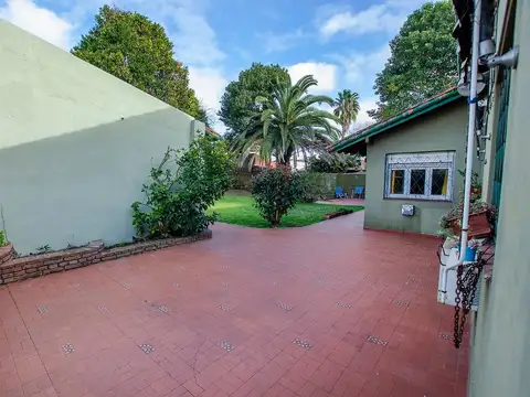 Casa 5 ambientes con 2 baños