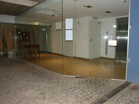 Amplia cochera cubierta en planta baja