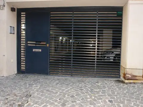 Amplia cochera cubierta en planta baja