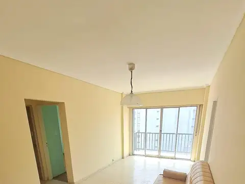 Venta departamento 2 ambientes con dependencia y balcón. Zona centro
