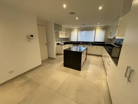 Casa 5 ambientes con 4 baños