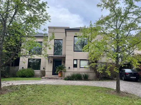 Casa en Venta con 2 cocheras