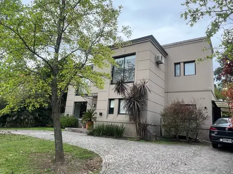 Casa 5 ambientes con 3 baños