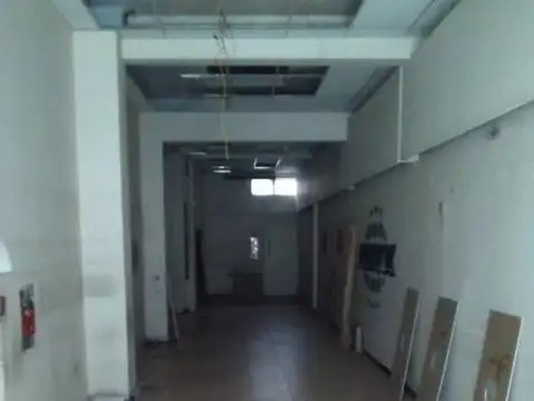 M. T. ALVEAR  y URUGUAY.  excelente local. amplio destino -  en venta