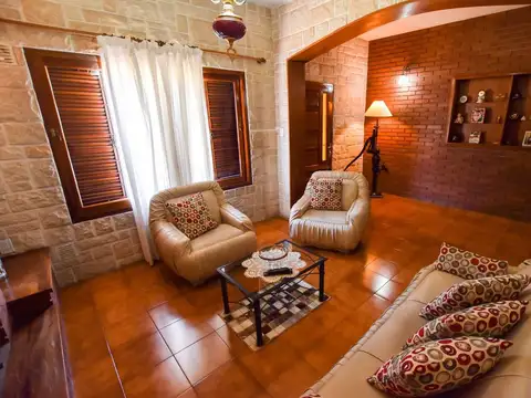 Casa 6 ambientes con 2 baños