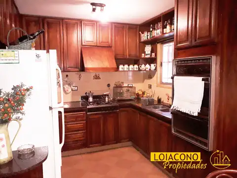 Casa 5 amb con fondo libre, galpones y depósito - LOIACONO PROPIEDADES