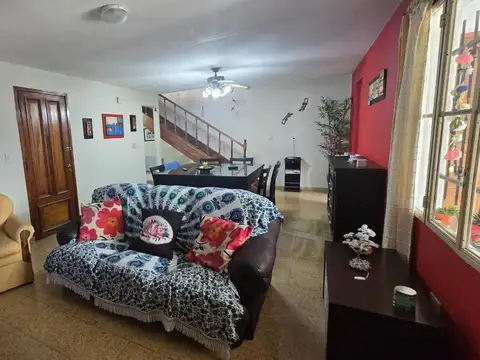 Casa 5 ambientes con 2 baños