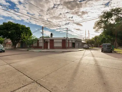 Casa en venta barrio ECHESORTU esquina patio parrillero luminoso amplio