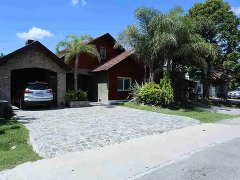 Casa en Venta con 2 cocheras