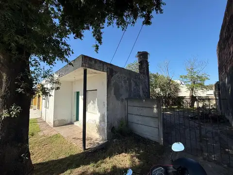 Casa con hermoso terreno sobre Avenida