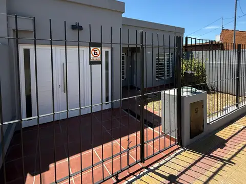 CASA 3 DORMITORIOS - PATIO - GARAGE CUBIERTO -