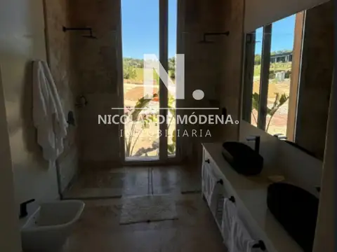 Vende casa en Laguna Escondida en 4 dormitorios.