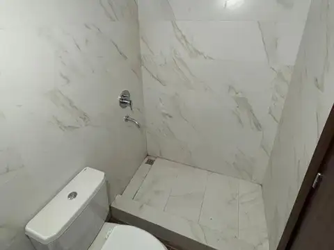 VENTA MONOAMBIENTE DIVISIBLE EN FLORES