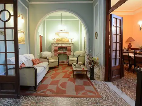 Casa 8 ambientes con 2 baños