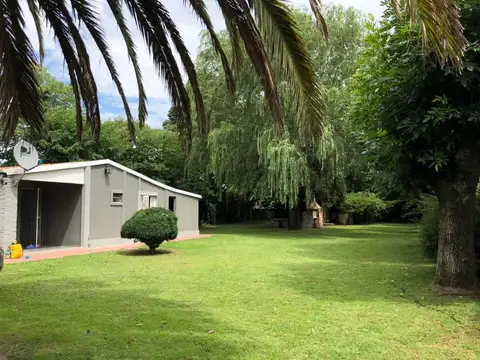 Casa sobre dos lotes, muy buena zona.-