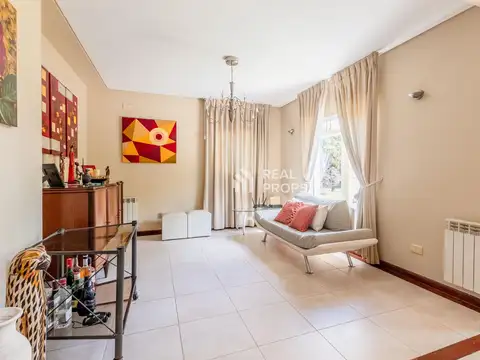 Casa 7 ambientes con 5 baños