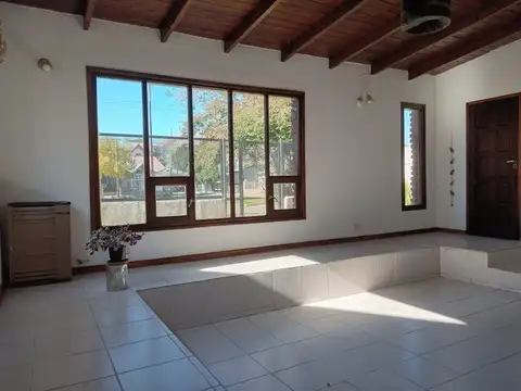 Casa 7 ambientes con 2 baños