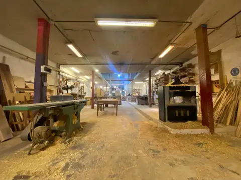 DEPOSITO CON VIVIENDA EN PRIMER PISO