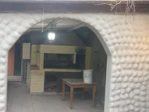 HURLINGHAM VENTA DE CASA 5 AMBIENTES CON PARRILLA