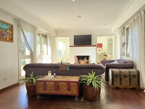 Casa 8 ambientes con 2 baños