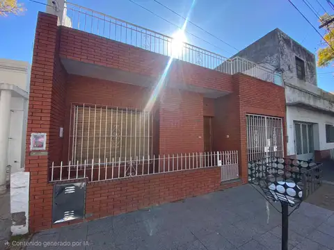 Casa 3 amb con Depto 1 amb, en venta. terreno 8.66x35.00 a metros de Av. Laprida. Villa Martelli