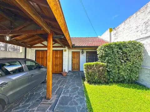 CASA DE 4 AMBIENTES CON PARQUE Y QUINCHO EN EL CENTRO DE VILLA BALLESTER